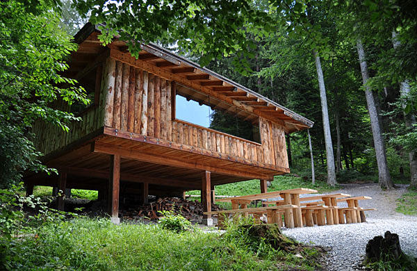 Die Bärenhütte befindet sich mitten im Fürstenwald an schönster Lage mit Aussicht auf Chur.