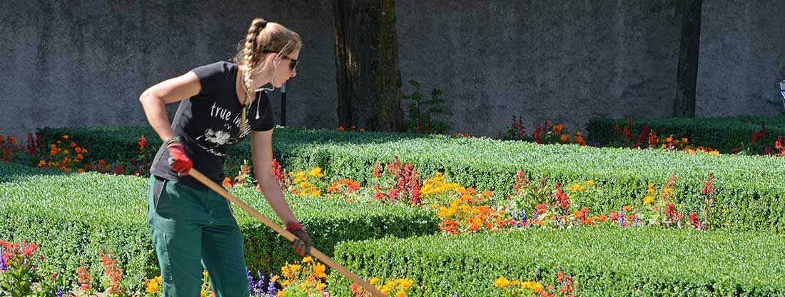 Frau arbeitet im Garten